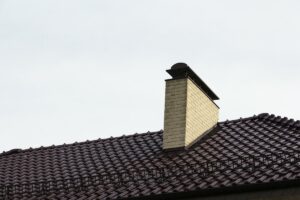 Jak skutecznie zabezpieczyć komin przed wilgocią i przeciekami?